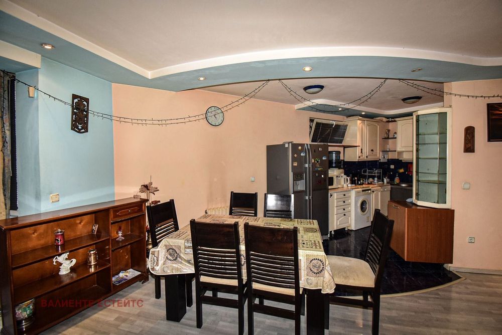 Дава се под наем Тристаен апартамент в София, Стрелбище - 96 кв.м за 597.21 € - Снимка #1