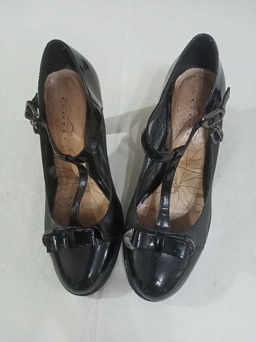 Продам женские туфли