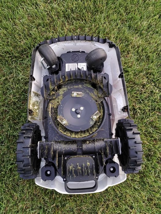 Robot tuns iarba