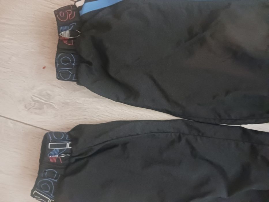 Vând pantaloni de trening adidas de femei!