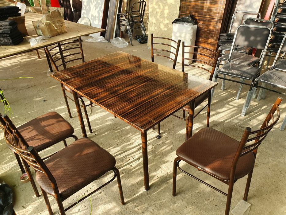 Кухонный стол с четырьмя стульями 870.000 сум.