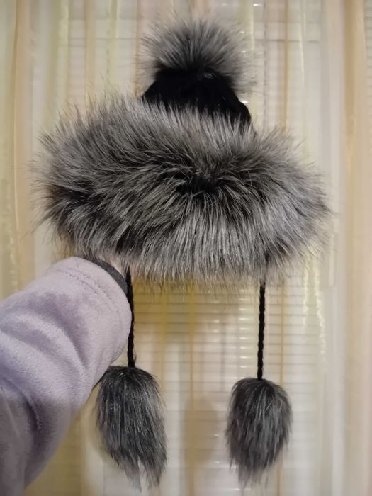 Зимна дамска шапка с изкуствен пух