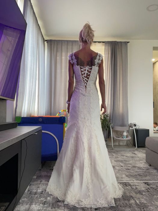 сватбена рокля в цвят шампанско