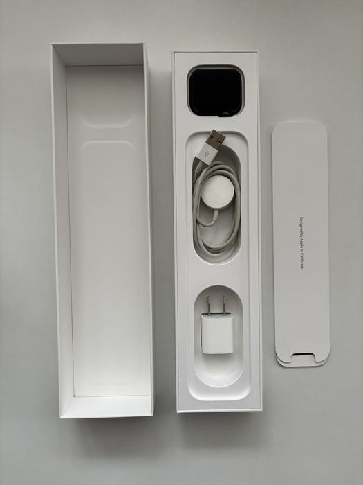 Apple Watch Series 4 - 40mm Space Gray(Aluminum) + Black Sport Band