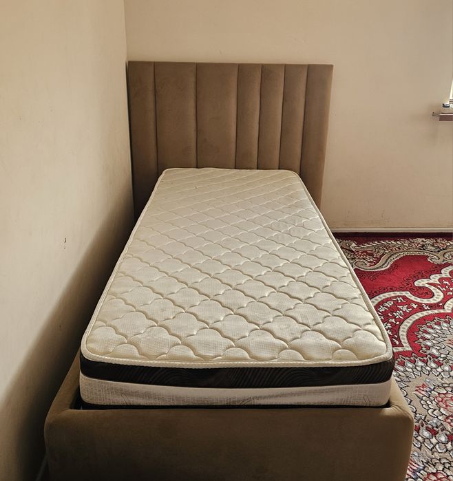 Yaxshi holatdagi bir kishilik krovat va matras sotiladi