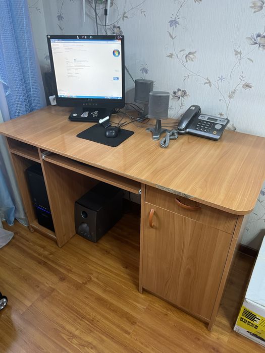 Компьютер с копмьютерным столом