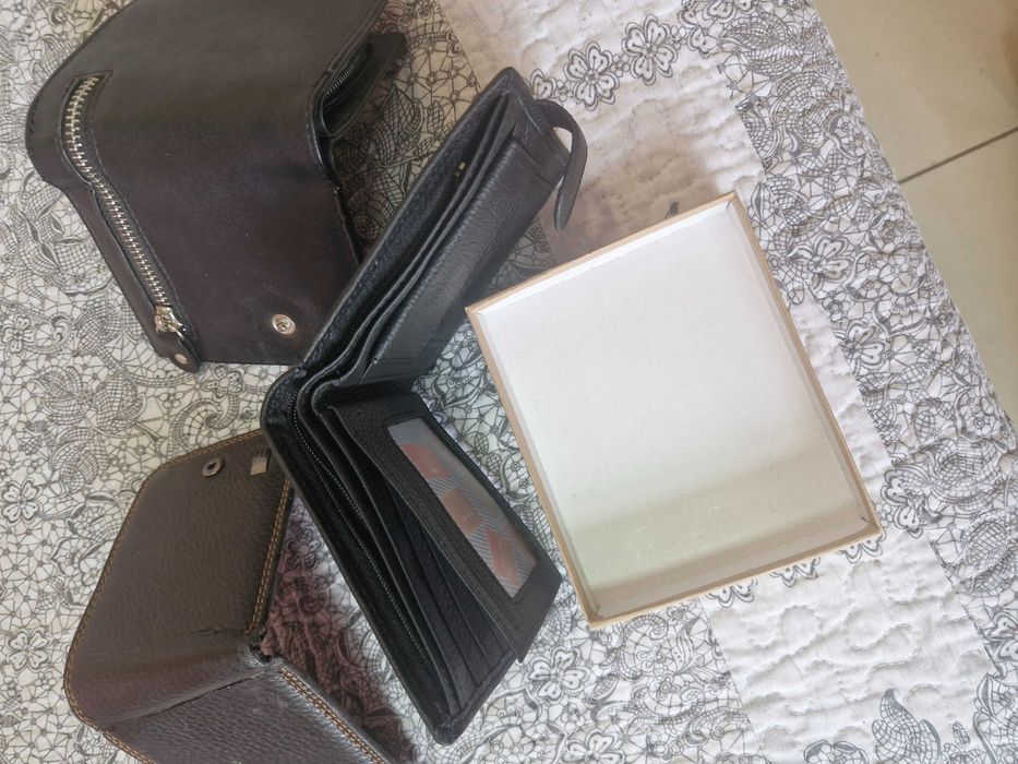 Продават се нови портфейли /калъфи за документи/