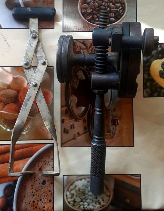 Машинка для закрутки крышек . Консервация .