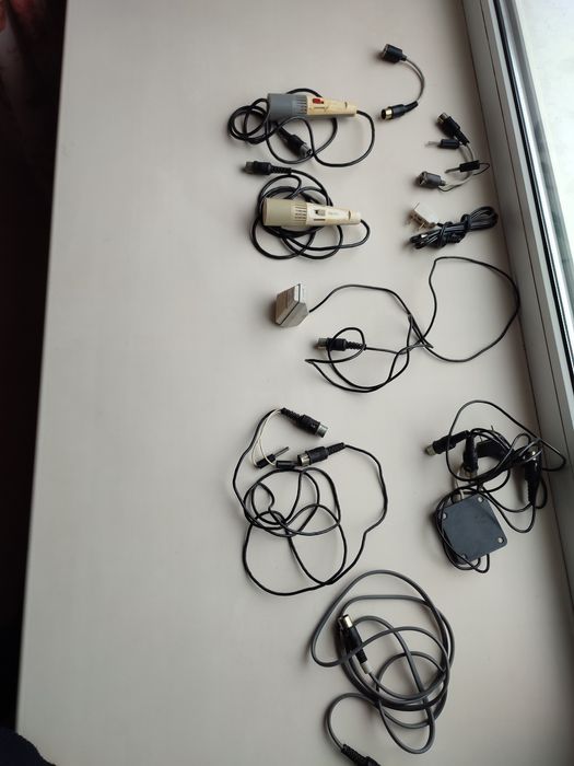 Продам зарядное устройство для шуруповерта, микрофоны