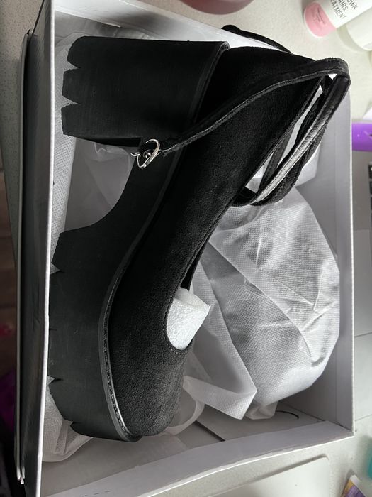 Обувки нисък ток