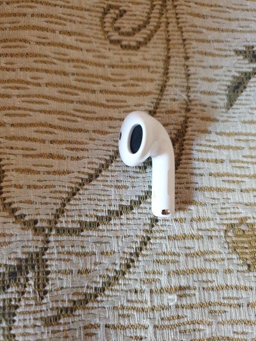 Продам оригинальный левый наушник от Airpods 4