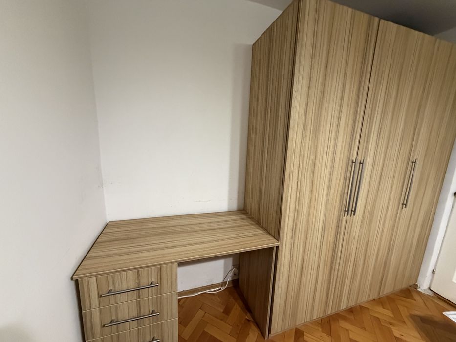 Vand mobila formata din 3 corpuri