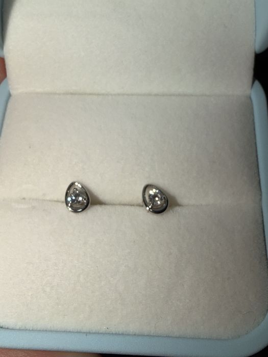 Продам серьги с бриллиантом