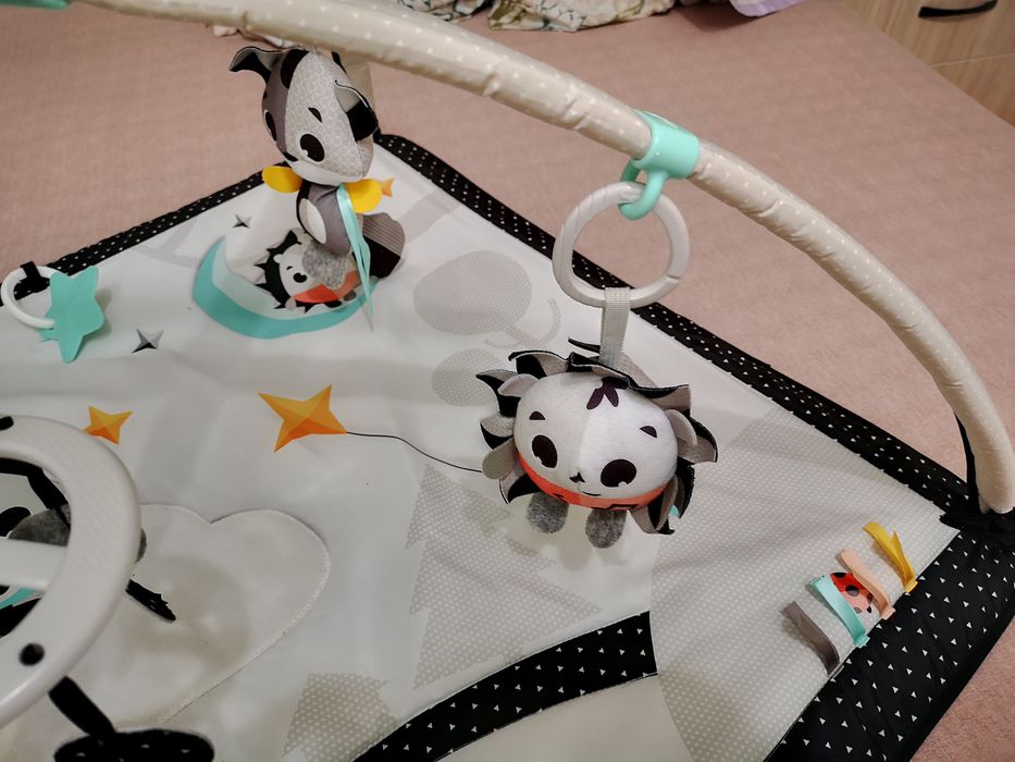 Активна гимнастика Tiny Love черно/бяла и играчка за кошара Tiny Love