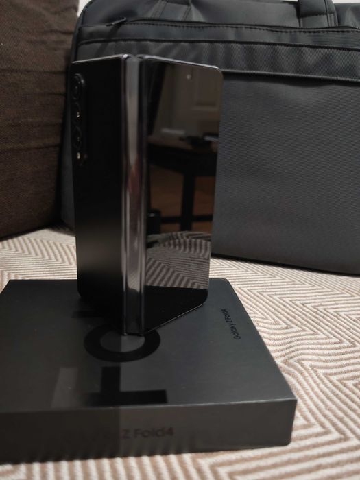Продавам Samsung Galaxy Z Fold 4 перфектен с 6 месеца гаранция