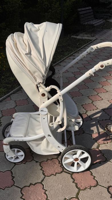 Продам коляску трансформер белая срочно 40000