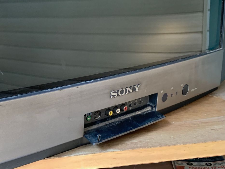 Телевизор Sony Trinitron с диагональю 70см.