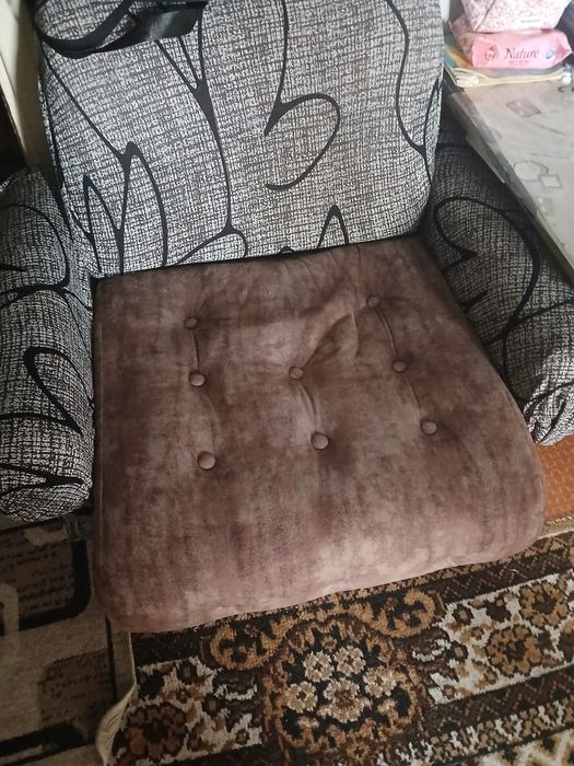 Продаётся диван почти в хорошем состоянии