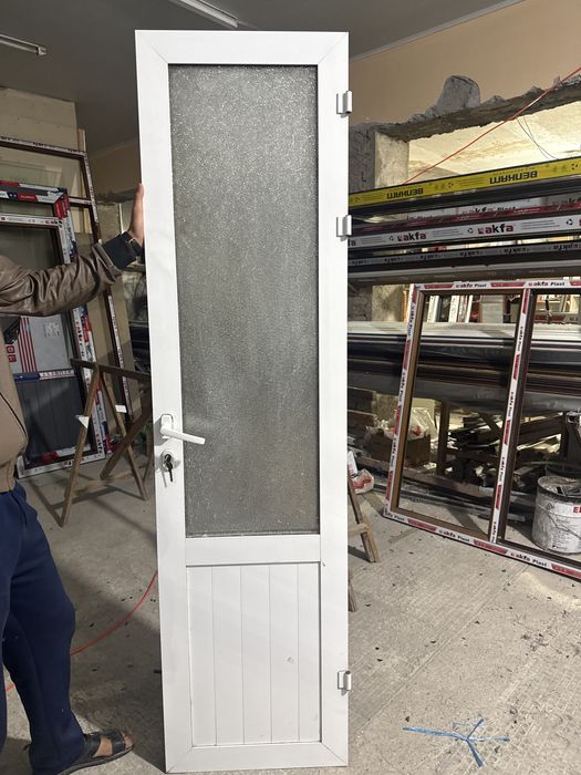 2ta eshik sotiladi holati ortacha razmer 60x208 oyna ikki qavatli