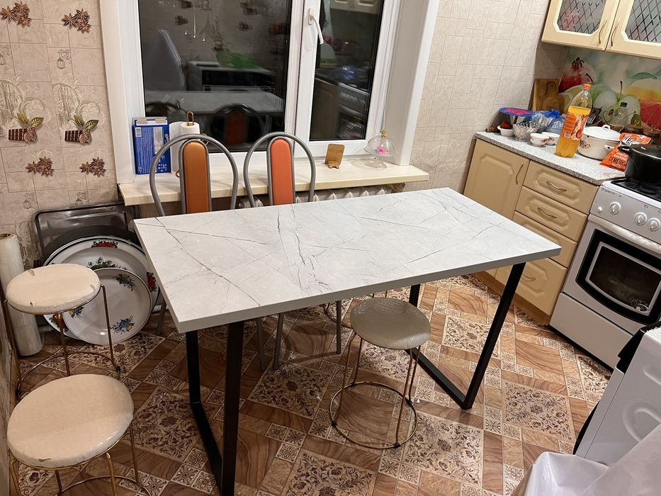 Продам стол кухонный