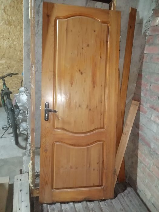 Продам деревянную дверь
