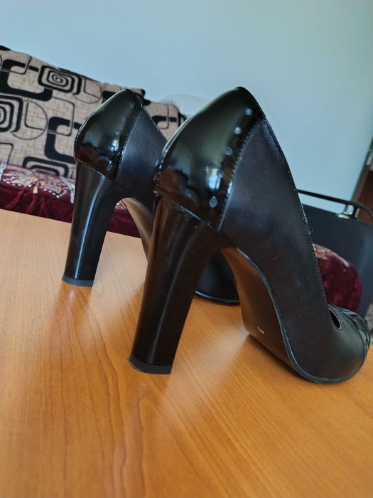 Pantofi cu toc negri
