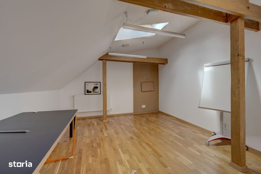 In Cartierul Evreiesc, casa 3 camere pivnita si mansarda open space.
