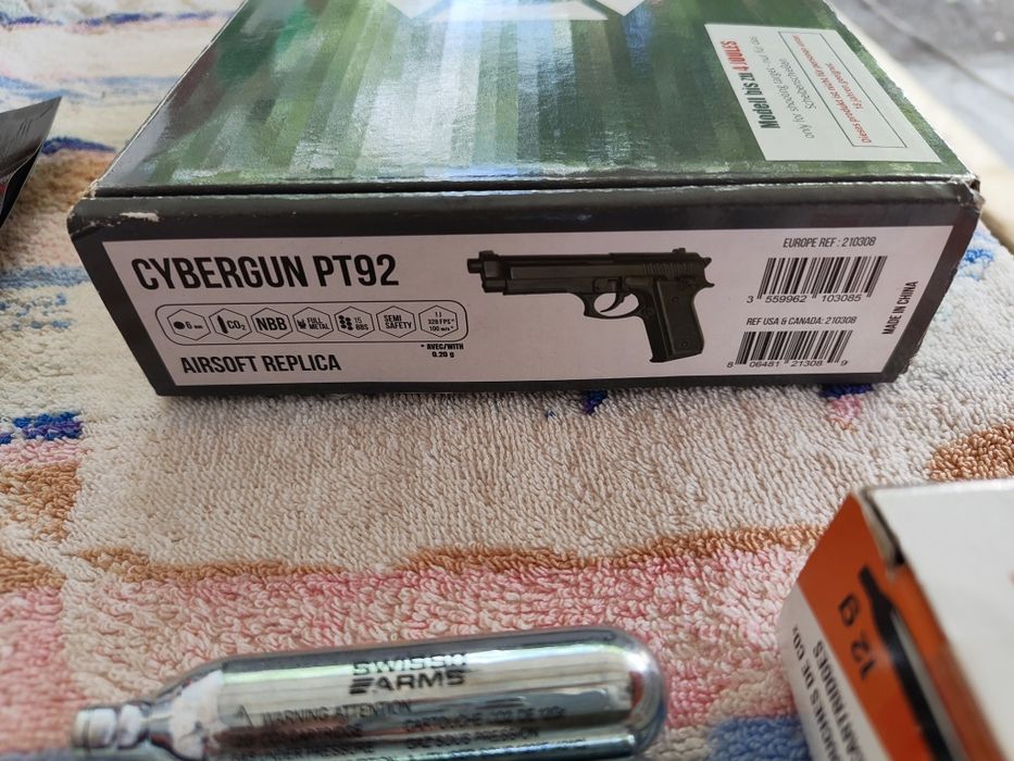 Pistol Airsoft  4 Jules cu Pachet Complet ! Co2 Cybergun PT92 - 4 Jules