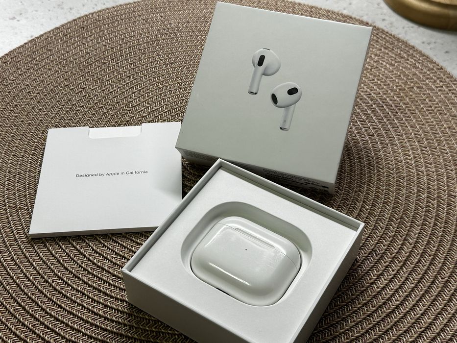 AirPods 3, с кутия