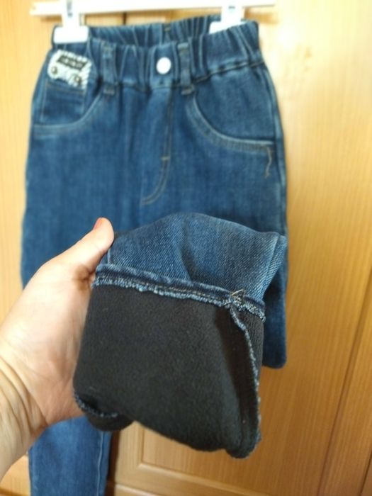 Продам утеплённые джинцы на девочку 36 размер.