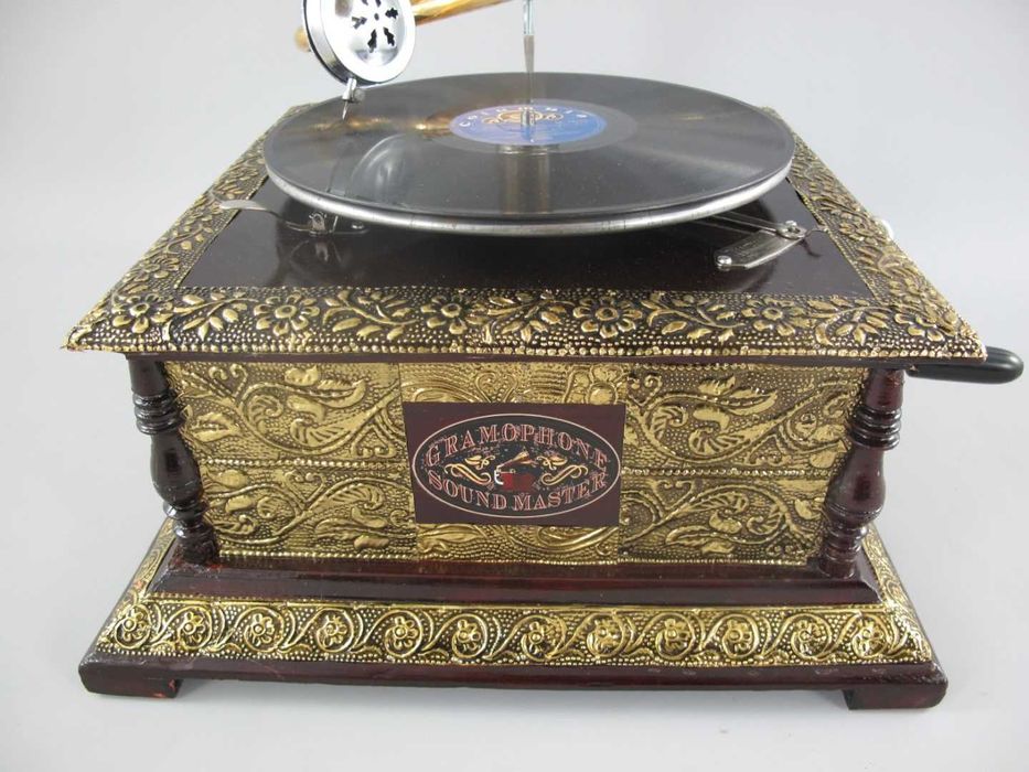 Gramofon patrat din lemn, lucrat manual, H. 66 cm, -36% discount