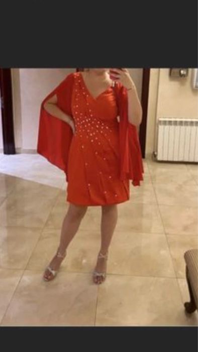 Rochie rosie cu maneci din voal