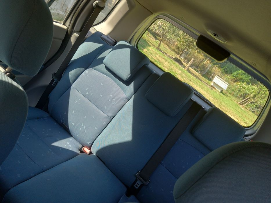 Vând Mazda 2  an 2004