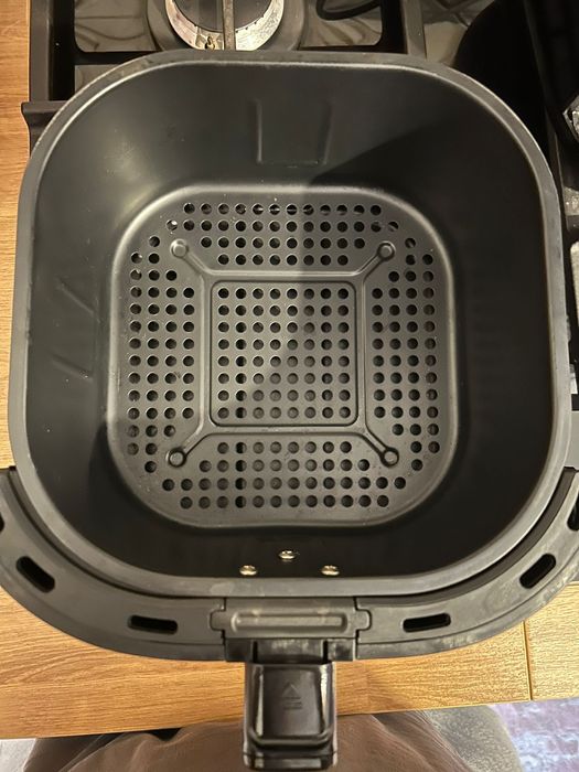 Air Fryer în stare foarte bună – puțin folosit