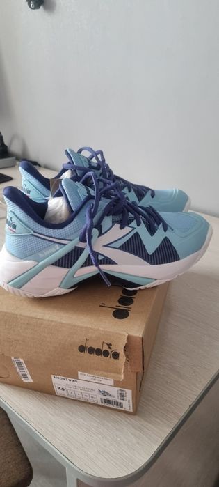 Продам женские кроссовки