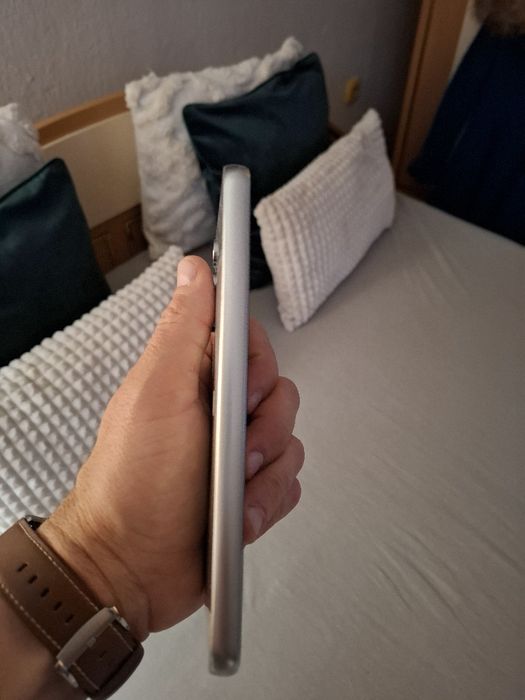 Продавам Samsung А34.Телефона е ползван два месеца с зарядно.