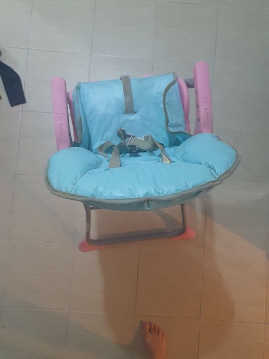Scaun bebe luat masa și socializare