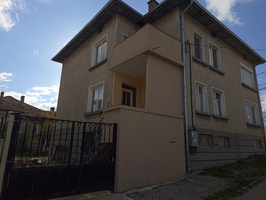 Продава се  3 етажна къща със приземен етаж  108 квадрата на етаж.