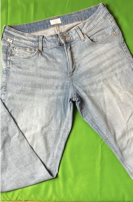 Blugi albaștrii deschis