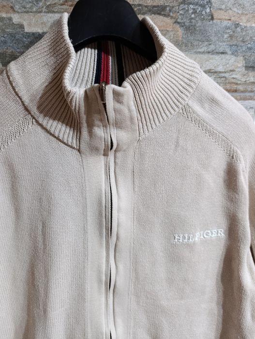 Tommy Hilfiger / Мъжка жилетка с 3/4 цип!

Продавам оригинална мъжка ж