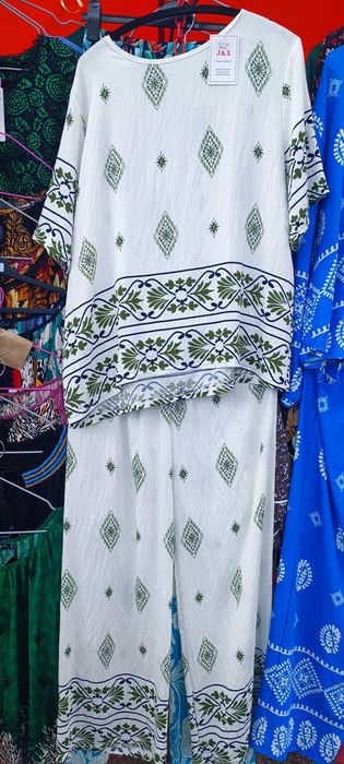 Vând costum din vâscoză