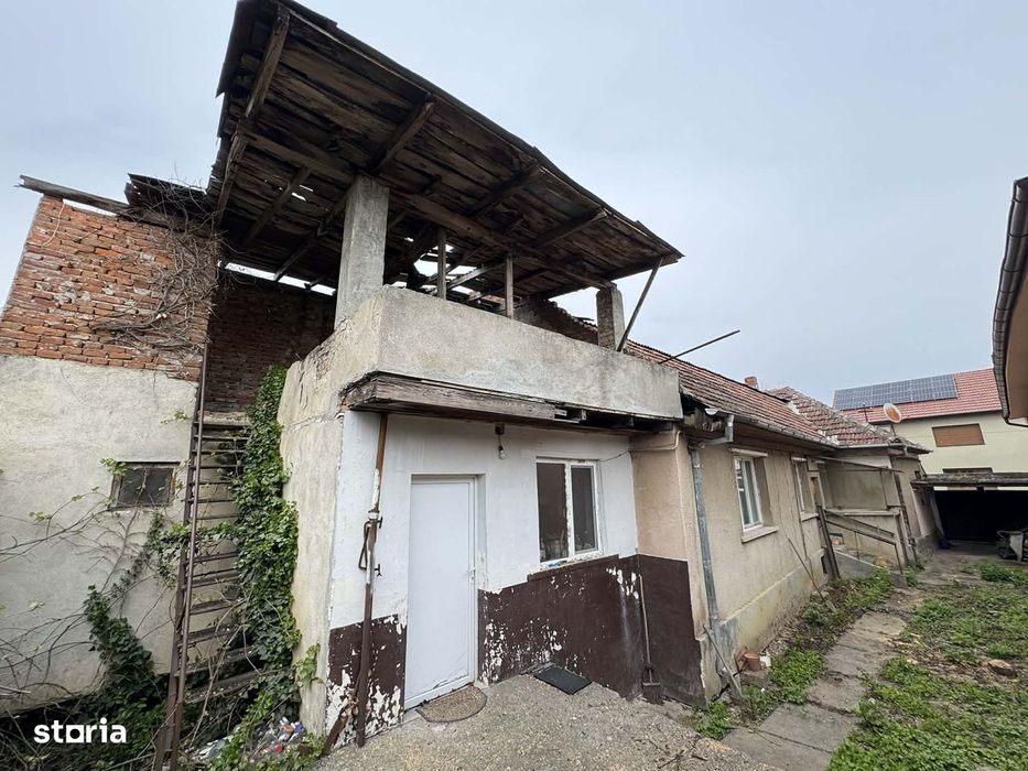 Casa 3 camere cu 3 ari teren , zona 14 Mai