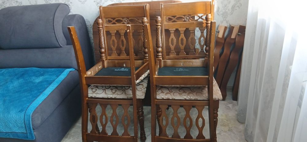 Стол со стульями