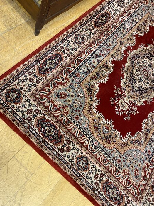 Голям персийски килим изтъкан от вълна