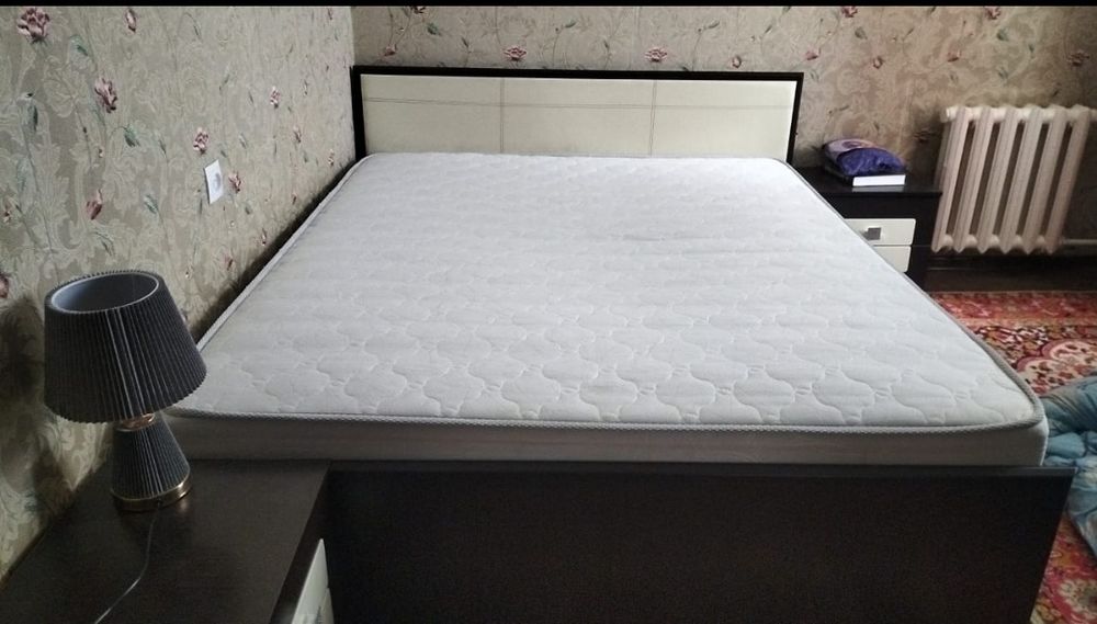 Продам двуспальную кровать с тумбами