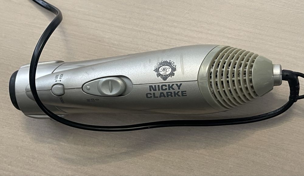 Foehn de voiaj Niky Clarke