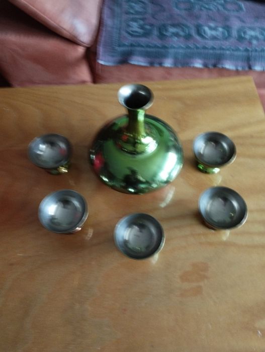 Vând seturi pentru băuturi spirtoase și tava