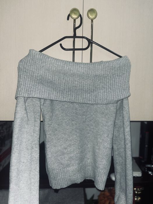 Пуловер с декоративно деколте