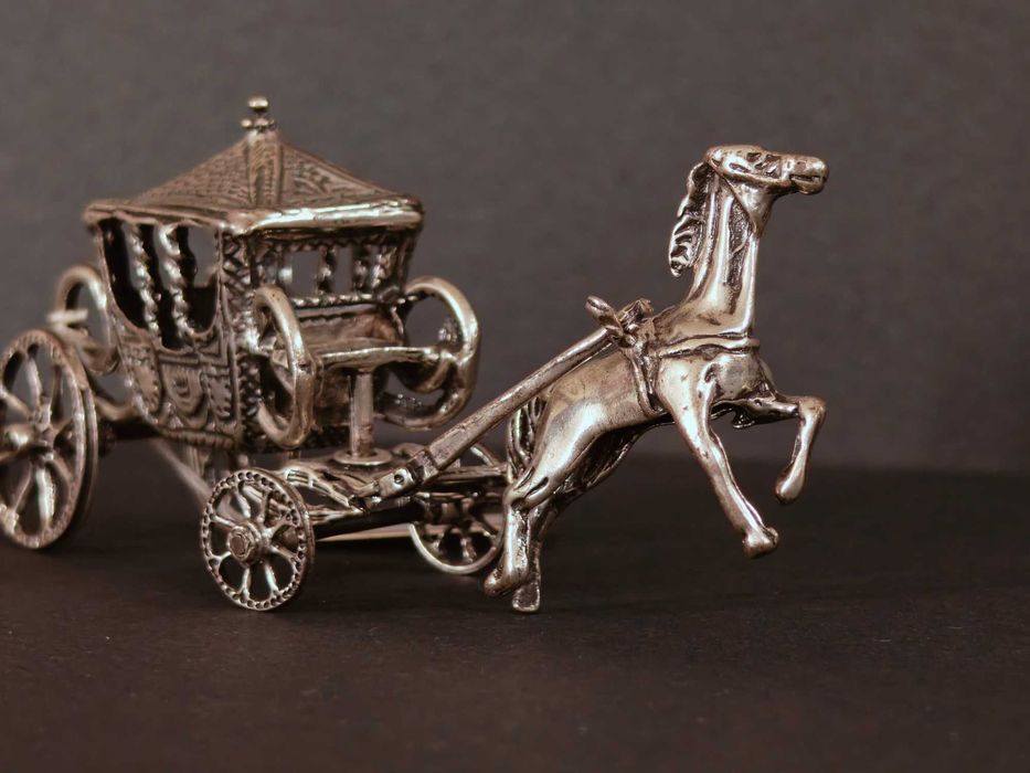 Уникална сребърна колесница