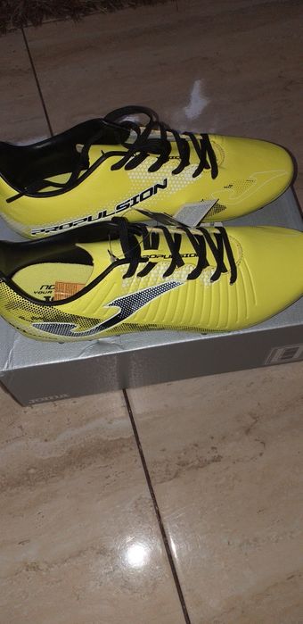 Vand ghete fotbal sintetic noi,model foarte frumos